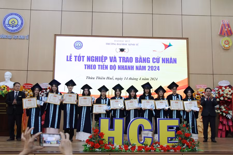 Khen thưởng các sinh viên học tập xuất sắc toàn khóa học. (Ảnh: Đại Dương)