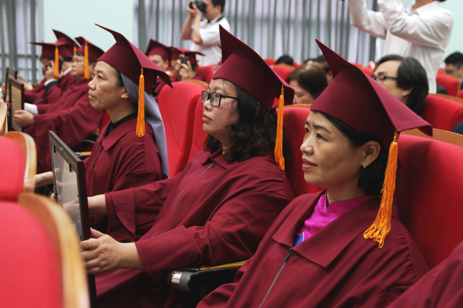 Trong số 14 tân tiến sĩ, có 2 tiến sĩ Nhi khoa và Khoa học y sinh - là hai ngành có nghiên cứu sinh tốt nghiệp lần đầu.