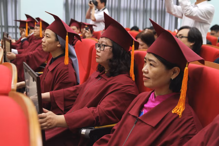 Trong số 14 tân tiến sĩ, có 2 tiến sĩ Nhi khoa và Khoa học y sinh - là hai ngành có nghiên cứu sinh tốt nghiệp lần đầu.