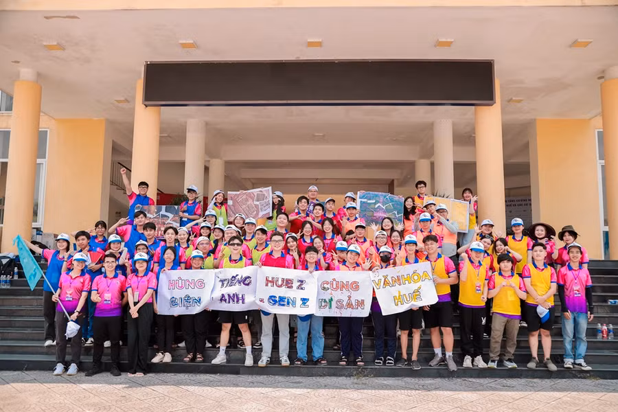 Các đội chụp ảnh lưu niệm tại ngày khai mạc vòng 2. (Ảnh: ĐHKT)