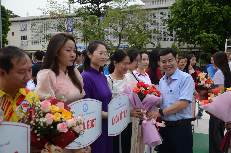 PGS.TS Nguyễn Thành Nhân, Phó Hiệu trưởng Phụ trách Trường ĐH Sư phạm, ĐH Huế tặng hoa chúc mừng các đội bóng.