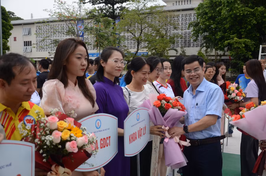 PGS.TS Nguyễn Thành Nhân, Phó Hiệu trưởng Phụ trách Trường ĐH Sư phạm, ĐH Huế tặng hoa chúc mừng các đội bóng.