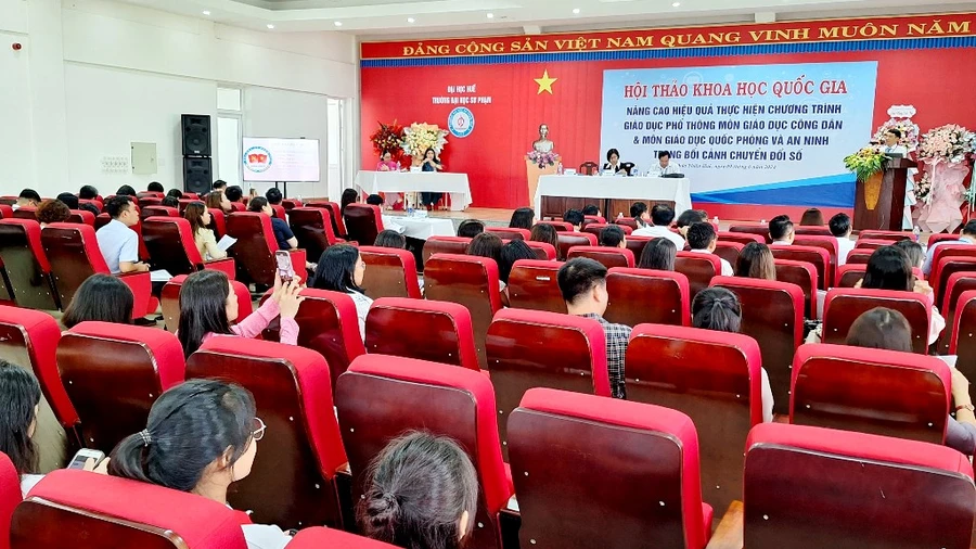 Hội thảo khoa học quốc gia “Nâng cao hiệu quả thực hiện Chương trình GDPT môn GDCD GDQP&AN trong bối cảnh chuyển đổi số”. (Ảnh: Đại Dương)