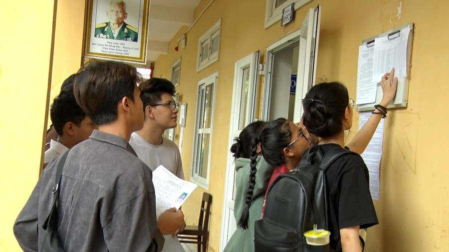 Các thí sinh dò số báo danh trước phòng thi. Các thí sinh dò số báo danh trước phòng thi.