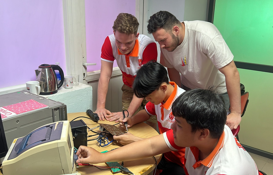 Sinh viên Khoa Kỹ thuật và Công nghệ - Đại học Huế đang hướng dẫn cho sinh viên Đại học Lyon, Pháp kiểm tra bo mạch điện tử trong đợt thực tập mùa hè 2024 của sinh viên ngoại quốc. Sinh viên Khoa Kỹ thuật và Công nghệ - Đại học Huế đang hướng dẫn cho sinh viên Đại học Lyon, Pháp kiểm tra bo mạch điện tử trong đợt thực tập mùa hè 2024 của sinh viên ngoại quốc.