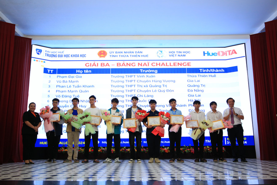 Trao giải Ba (trái) và giải Nhì (phải) cho các thí sinh bảng Naï Challenge.