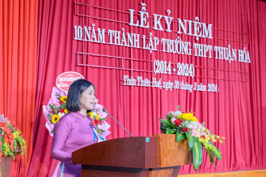 TS Nguyễn Thị Thuỷ, Hiệu trưởng Trường THPT Thuận Hoá phát biểu.