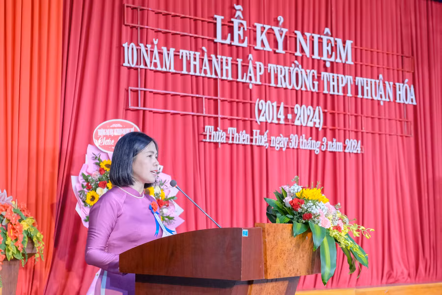 TS Nguyễn Thị Thuỷ, Hiệu trưởng Trường THPT Thuận Hoá phát biểu.