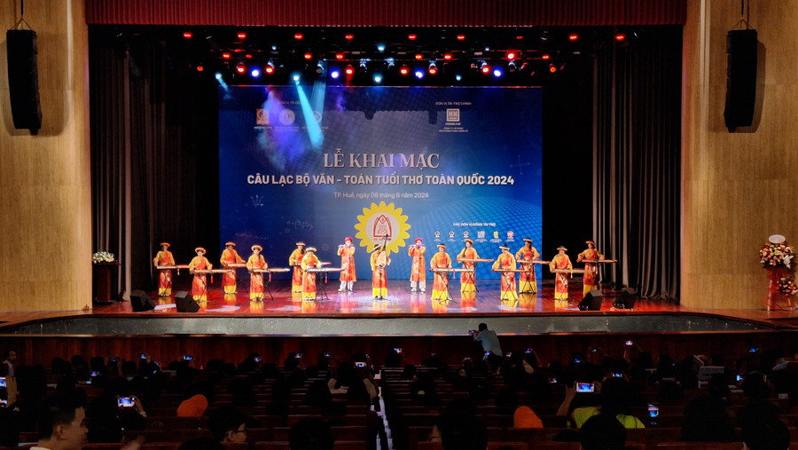 Các tiết mục văn nghệ đặc sắc được thực hiện bởi học sinh Trường THCS Nguyễn Tri Phương và THCS Trần Cao Vân, Thành phố Huế, tỉnh Thừa Thiên Huế. Các tiết mục văn nghệ đặc sắc được thực hiện bởi học sinh Trường THCS Nguyễn Tri Phương và THCS Trần Cao Vân, Thành phố Huế, tỉnh Thừa Thiên Huế.