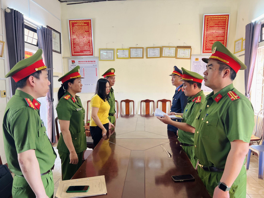 Đọc lệnh bắt tạm giam, cấm đi khỏi nơi cư trú với các bị can. (Ảnh: CACC) Đọc lệnh bắt tạm giam, cấm đi khỏi nơi cư trú với các bị can. (Ảnh: CACC)