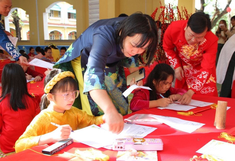 Các thầy cô giáo hướng dẫn quy tắc thi.