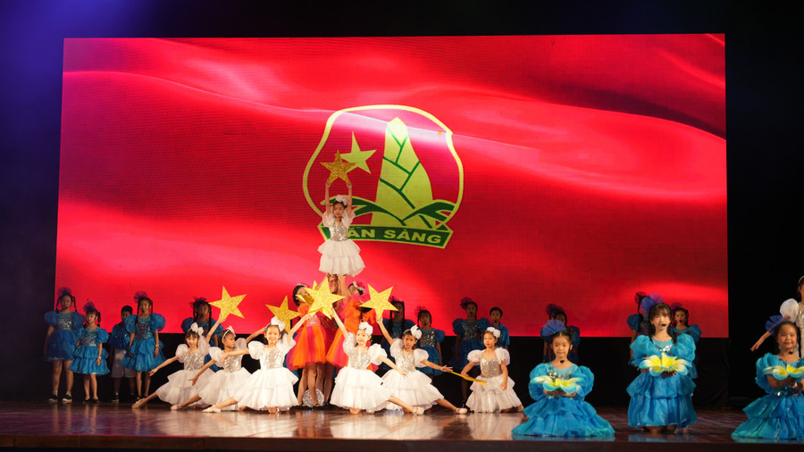 Những tiết mục của thiếu nhi Thừa Thiên Huế gửi tặng đến đại biểu.