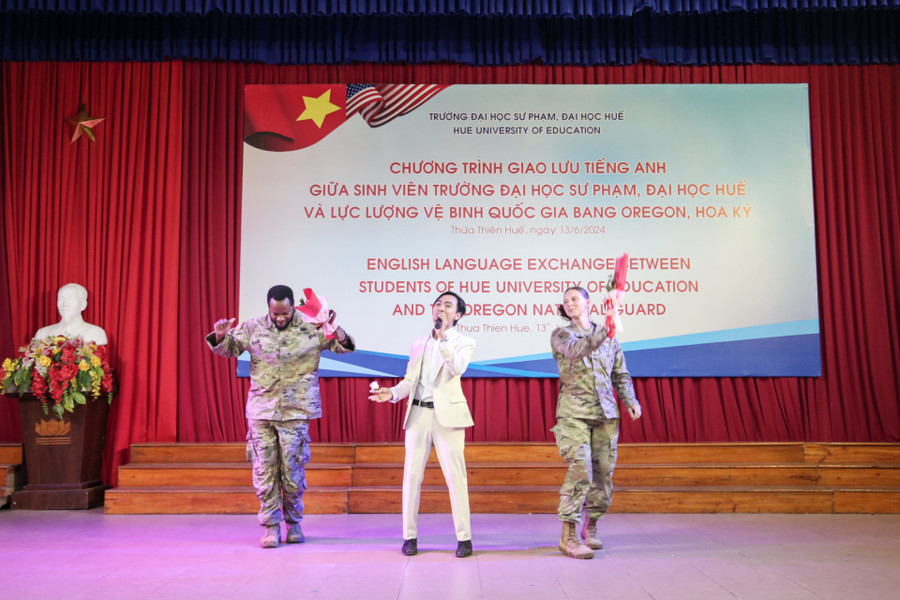 Giao lưu văn nghệ giữa 2 đơn vị.