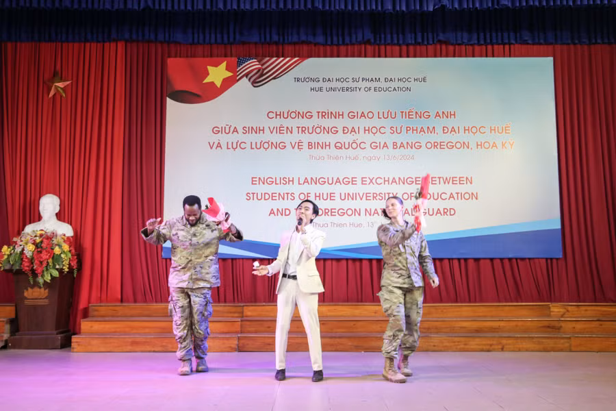 Giao lưu văn nghệ giữa 2 đơn vị.