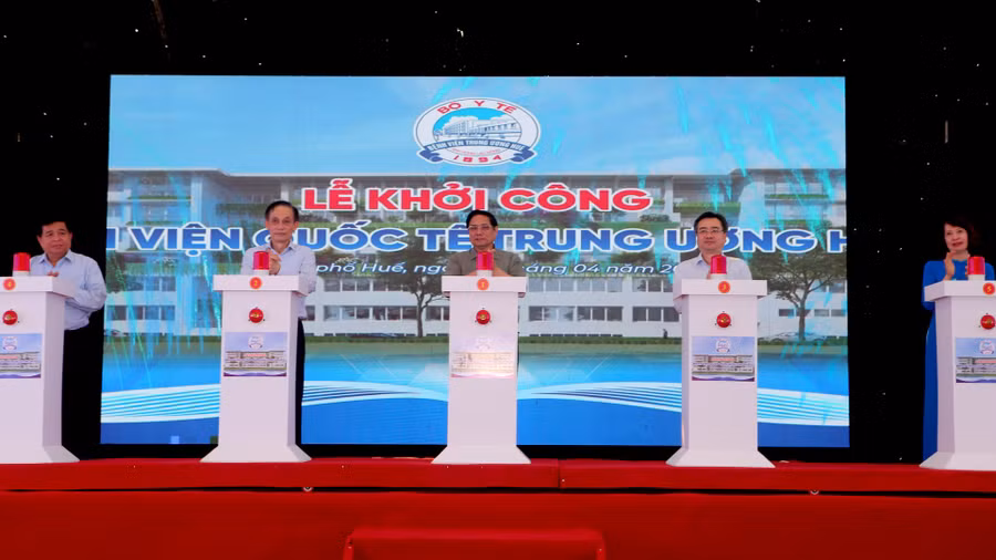 Thủ tướng Phạm Minh Chính và các lãnh đạo bấm nút khởi công Bệnh viện Quốc tế Trung ương Huế 2.