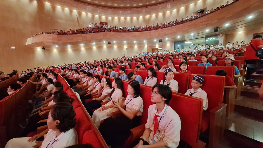 Giáo viên và học sinh tới tham dự Câu lạc bộ Văn - Toán Tuổi thơ toàn quốc 2024. Giáo viên và học sinh tới tham dự Câu lạc bộ Văn - Toán Tuổi thơ toàn quốc 2024.