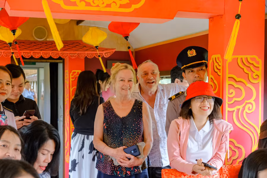 Du khách nước ngoài hào hứng trải nghiệm trên chuyến tàu “Kết nối di sản miền Trung”.