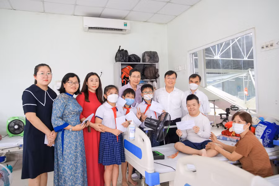 Đây là một hoạt động ý nghĩa, là động lực giúp cho học sinh điều trị ung thư đón một cái Tết đầm ấm bên gia đình và cố gắng để chiến thắng bệnh tật. (Ảnh: Hoàng Hải) Đây là một hoạt động ý nghĩa, là động lực giúp cho học sinh điều trị ung thư đón một cái Tết đầm ấm bên gia đình và cố gắng để chiến thắng bệnh tật. (Ảnh: Hoàng Hải)