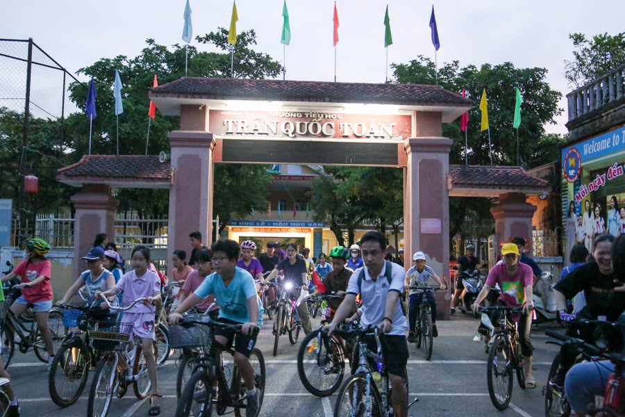 Từ 5h sáng, hơn 120 học sinh đạp xe xuất phát từ cổng trường. Từ 5h sáng, hơn 120 học sinh đạp xe xuất phát từ cổng trường.