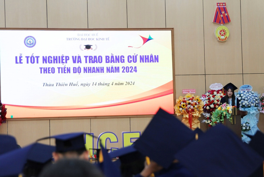 Em Nguyễn Bá Nhật Hạ, sinh viên xuất sắc ngành Marketing, được học bổng Thạc sĩ Chính phủ Pháp đại diện các sinh viên tốt nghiệp phát biểu cảm nghĩ.