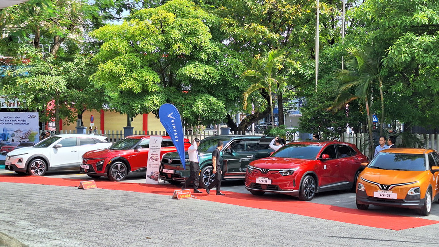 Nhiều mẫu xe được giới thiệu tạo nên sức hút cho ngành học mới đầy triển vọng tại Khoa Kỹ thuật và Công nghệ - Đại học Huế.