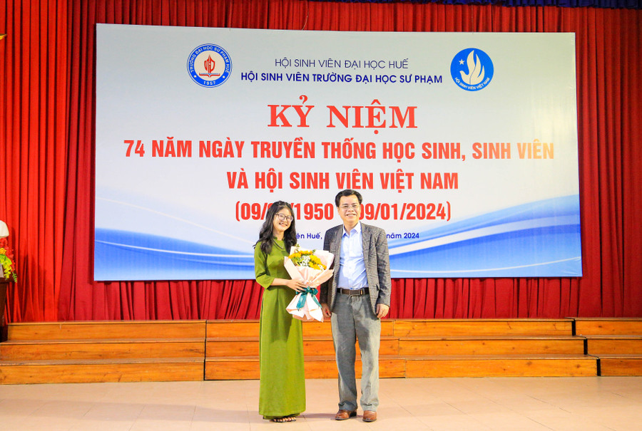 Lãnh đạo Trường ĐH Sư phạm, ĐH Huế tặng hoa chúc mừng sinh viên Nguyễn Cửu Thảo Nguyên đạt giải thưởng Sao tháng Giêng cấp Trung ương. Lãnh đạo Trường ĐH Sư phạm, ĐH Huế tặng hoa chúc mừng sinh viên Nguyễn Cửu Thảo Nguyên đạt giải thưởng Sao tháng Giêng cấp Trung ương.