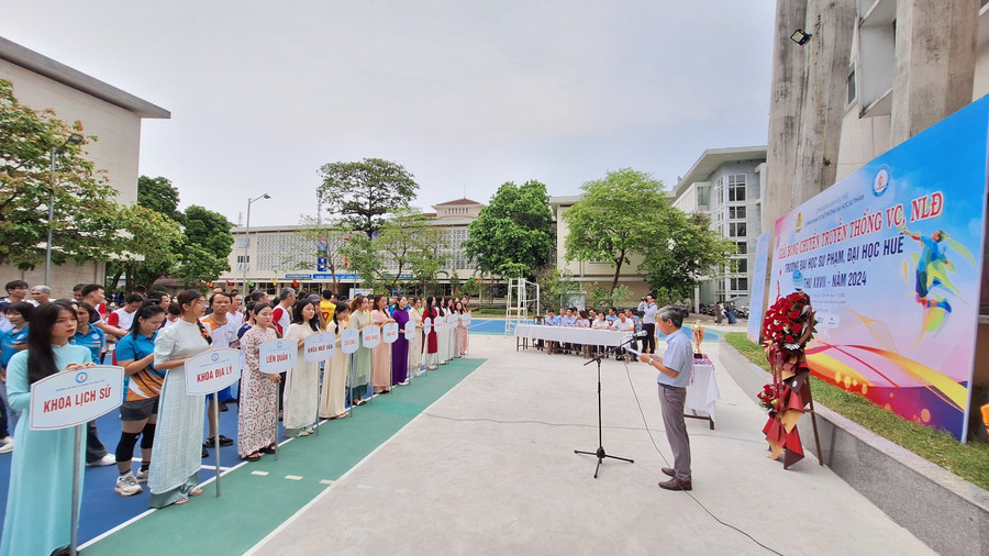 Khai mạc giải bóng chuyền truyền thống dành cho viên chức, người lao động Trường ĐH Sư phạm, ĐH Huế. (Ảnh: Đại Dương)