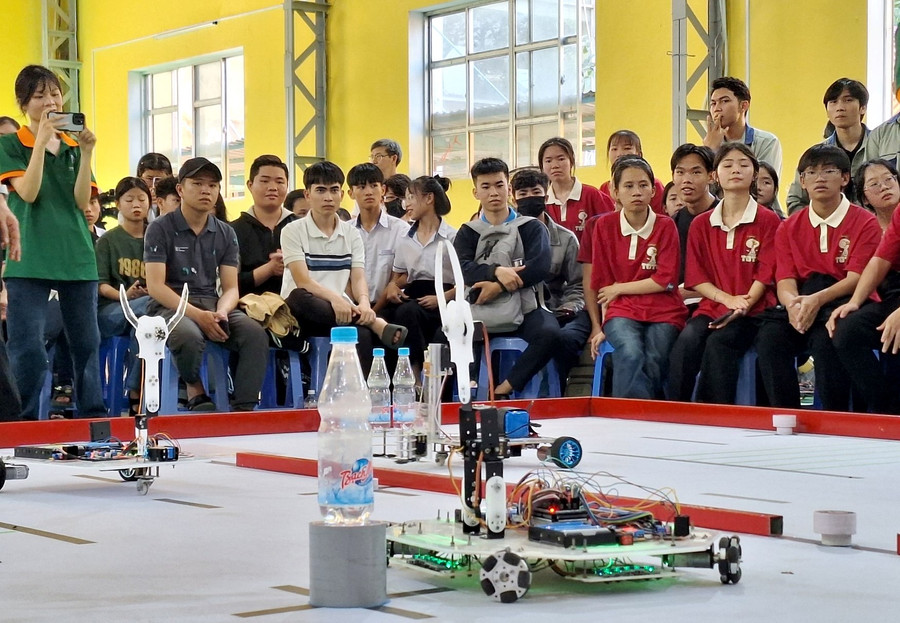 2 con Robot bằng tay và tự động làm nhiệm vụ xây dựng nhà giàn và cấp nước cho nhà giàn.