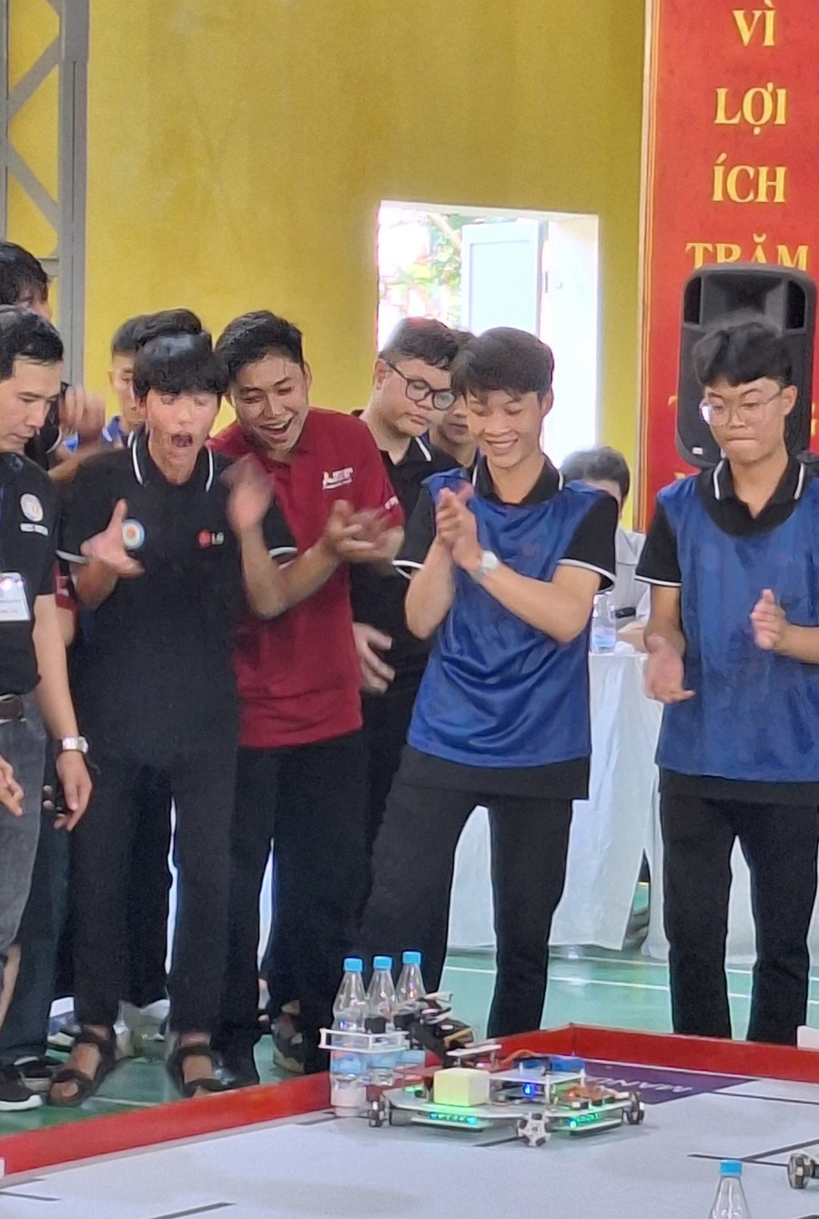 Đội của Khoa Nhiệt lạnh Trường Cao đẳng Công nghiệp Huế vui mừng khi Robot tự động cấp nước cho các nhà giàn thành công.