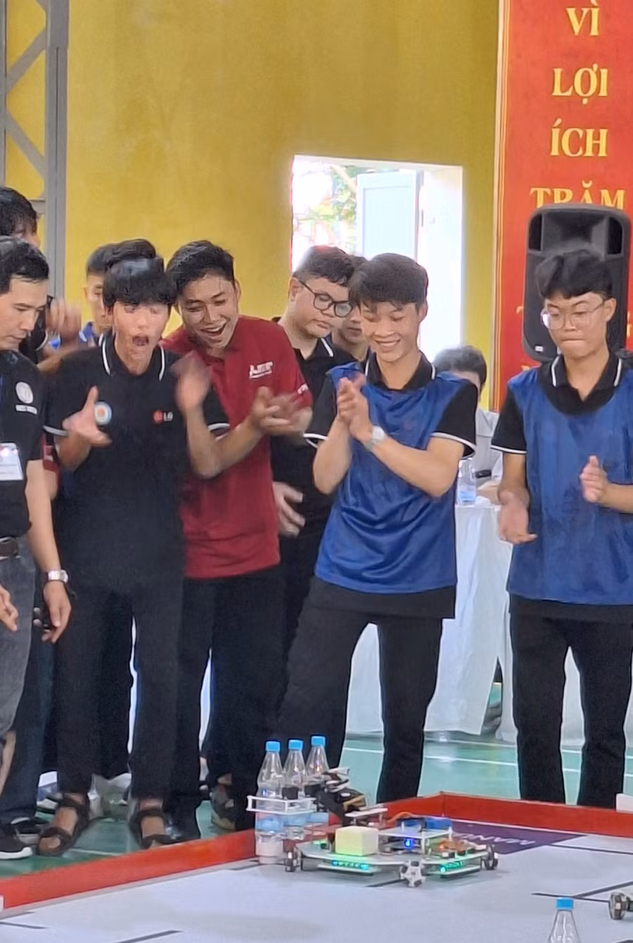 Đội của Khoa Nhiệt lạnh Trường Cao đẳng Công nghiệp Huế vui mừng khi Robot tự động cấp nước cho các nhà giàn thành công.