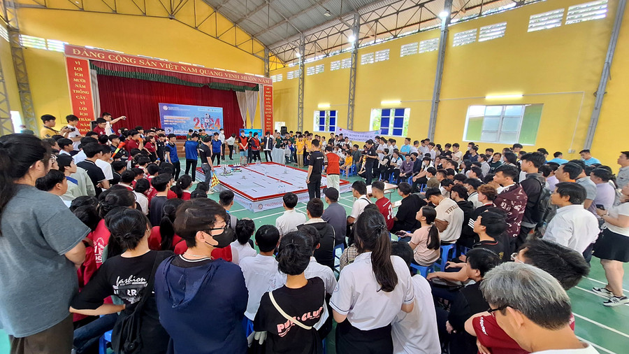 Đông đảo học sinh, phụ huynh đến tham gia cổ vũ.