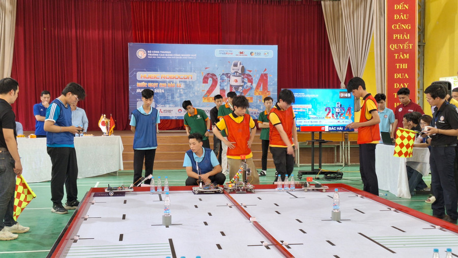 Mỗi đội thi đấu gồm 3 thành viên, điều khiển 2 Robot.