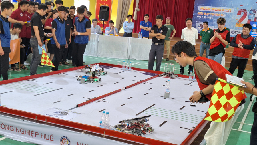 Các thành viên áo đỏ từ nước Nhật Bản.