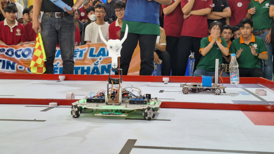 Robot điều khiển bằng tay có nhiệm vụ xây dựng nhà giàn.