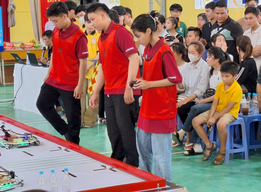 Các bạn nữ cùng tham gia trong sân chơi Robotcon. (Ảnh: Đại Dương)