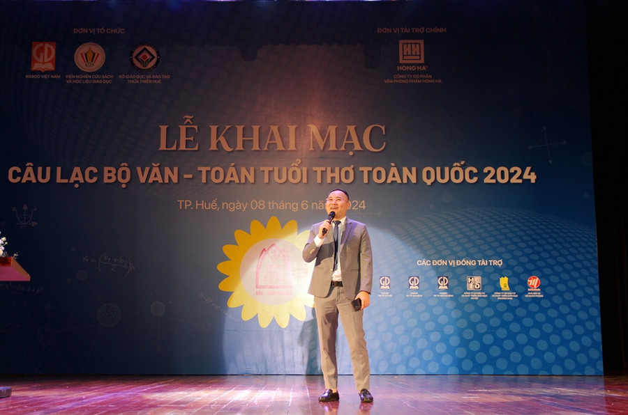 Ông Phạm Trung Kiên, Tổng Giám đốc Công ty Cổ phần Văn phòng phẩm Hồng Hà giao lưu với khán giả. Ông Phạm Trung Kiên, Tổng Giám đốc Công ty Cổ phần Văn phòng phẩm Hồng Hà giao lưu với khán giả.