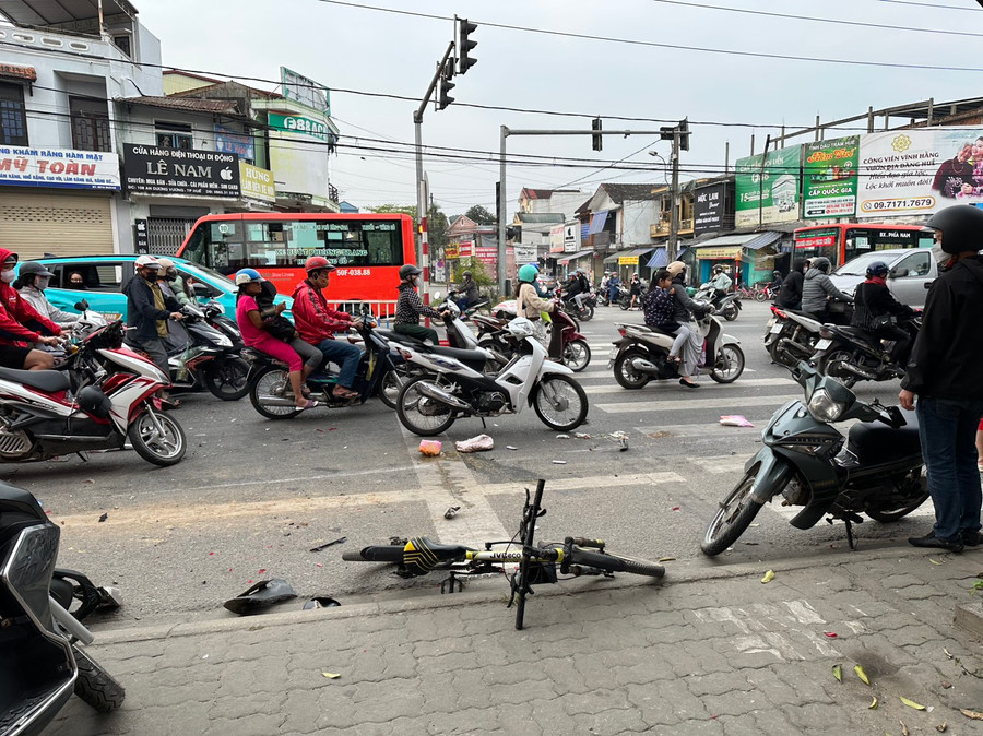 Nhiều người bị thương khi đang chờ đèn đỏ thì bị taxi "điên" tông phía sau. (Ảnh: T. Tùng) Nhiều người bị thương khi đang chờ đèn đỏ thì bị taxi "điên" tông phía sau. (Ảnh: T. Tùng)