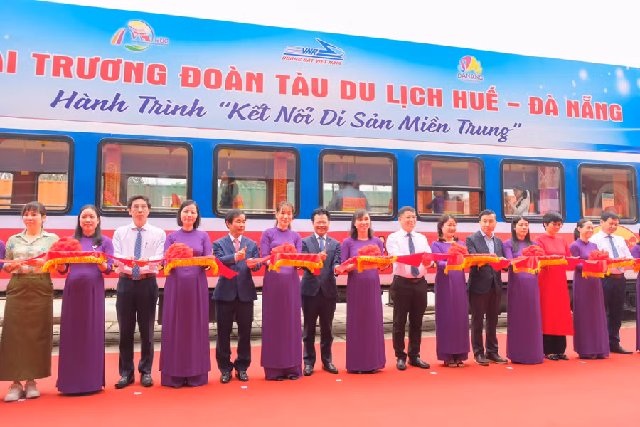 Các đại biểu cắt băng khai trương đoàn tàu du lịch Huế - Đà Nẵng.