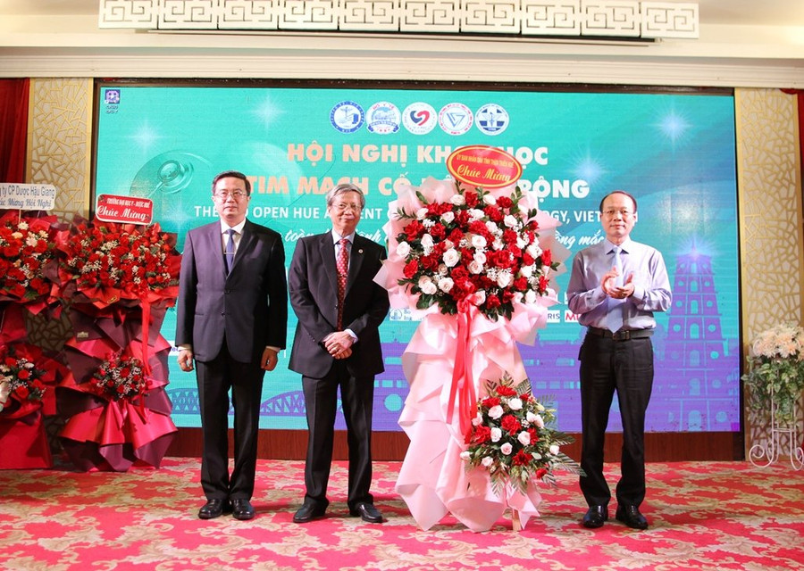 Lãnh đạo tỉnh Thừa Thiên Huế tặng hoa Chúc mừng Hội nghị khoa học Tim mạch Cố đô mở rộng lần 3 năm 2024. (Ảnh: Đại Dương).