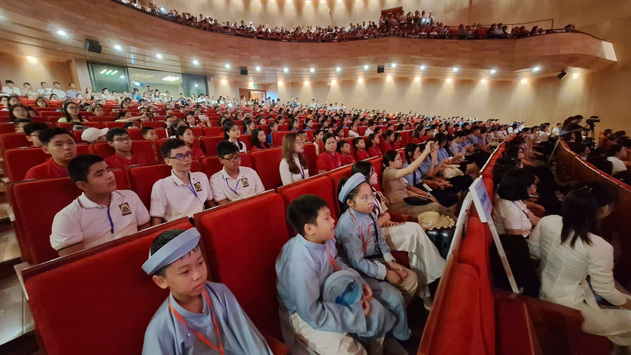 440 học sinh toàn quốc về Thành phố Huế tham dự Câu lạc bộ. 440 học sinh toàn quốc về Thành phố Huế tham dự Câu lạc bộ.