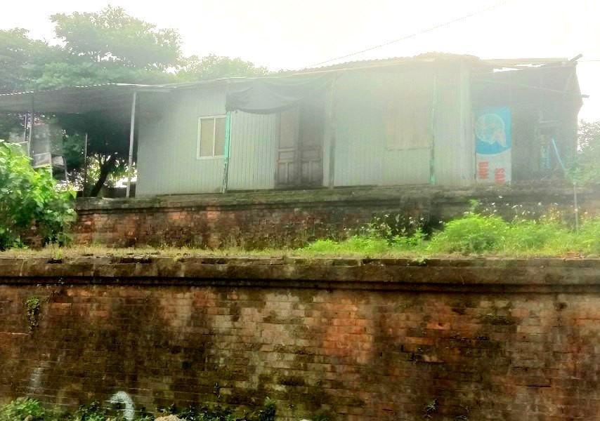 Một số hộ dân có nhà tạm trên bờ thành thuộc Kinh thành Huế chậm di dời. Một số hộ dân có nhà tạm trên bờ thành thuộc Kinh thành Huế chậm di dời.