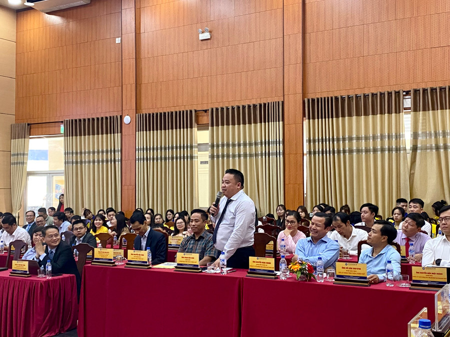 Giám đốc Mobi Phone tỉnh Thừa Thiên Huế Phan Văn Hoài chia sẻ ý kiến tại Hội nghị. Giám đốc Mobi Phone tỉnh Thừa Thiên Huế Phan Văn Hoài chia sẻ ý kiến tại Hội nghị.