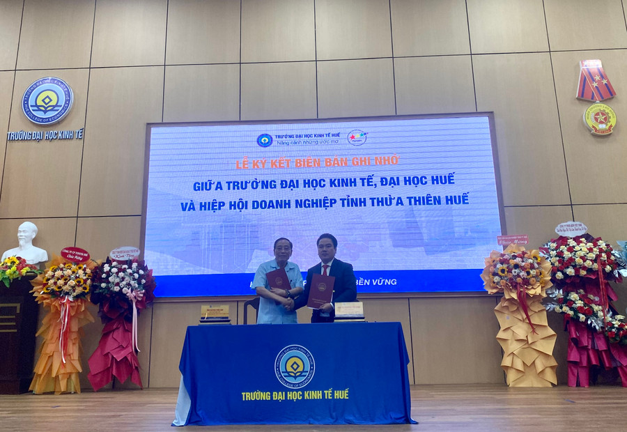 Đại diện Trường ĐH Kinh tế ký kết hợp tác với các cơ quan, doanh nghiệp tại Hội nghị. Đại diện Trường ĐH Kinh tế ký kết hợp tác với các cơ quan, doanh nghiệp tại Hội nghị.