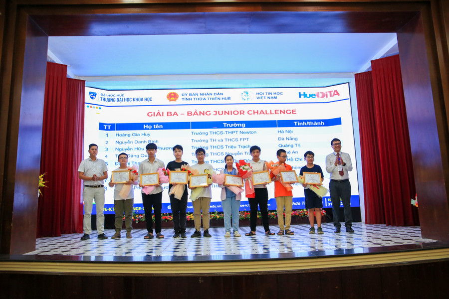 Trao giải Ba (trái) và giải Nhì (phải) cho các thí sinh của bảng Junior Challenge.