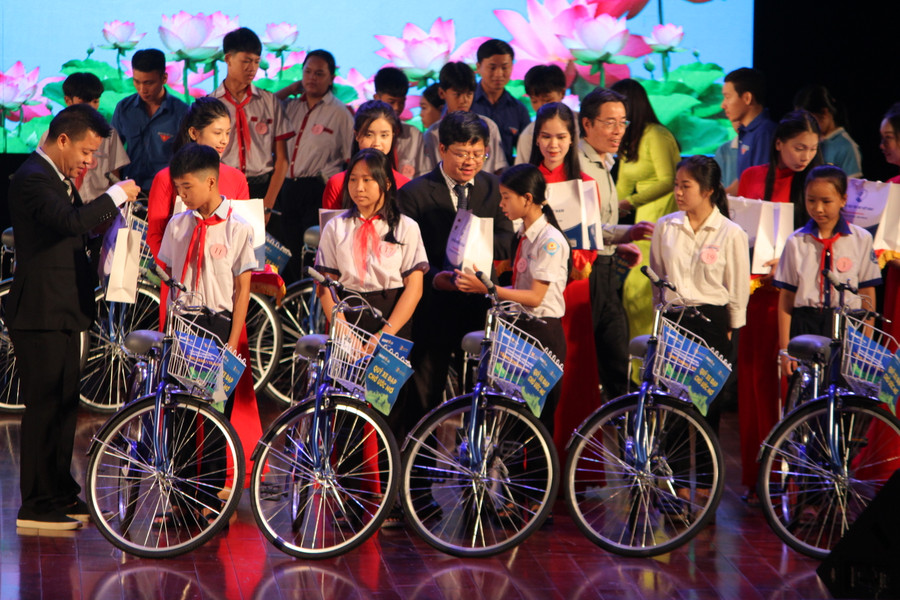 Tặng xe đạp cho trẻ em có hoàn cảnh đặc biệt trên địa bàn tỉnh.