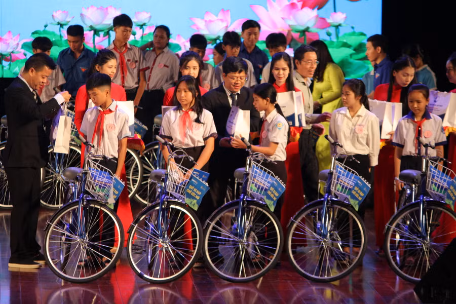 Tặng xe đạp cho trẻ em có hoàn cảnh đặc biệt trên địa bàn tỉnh.