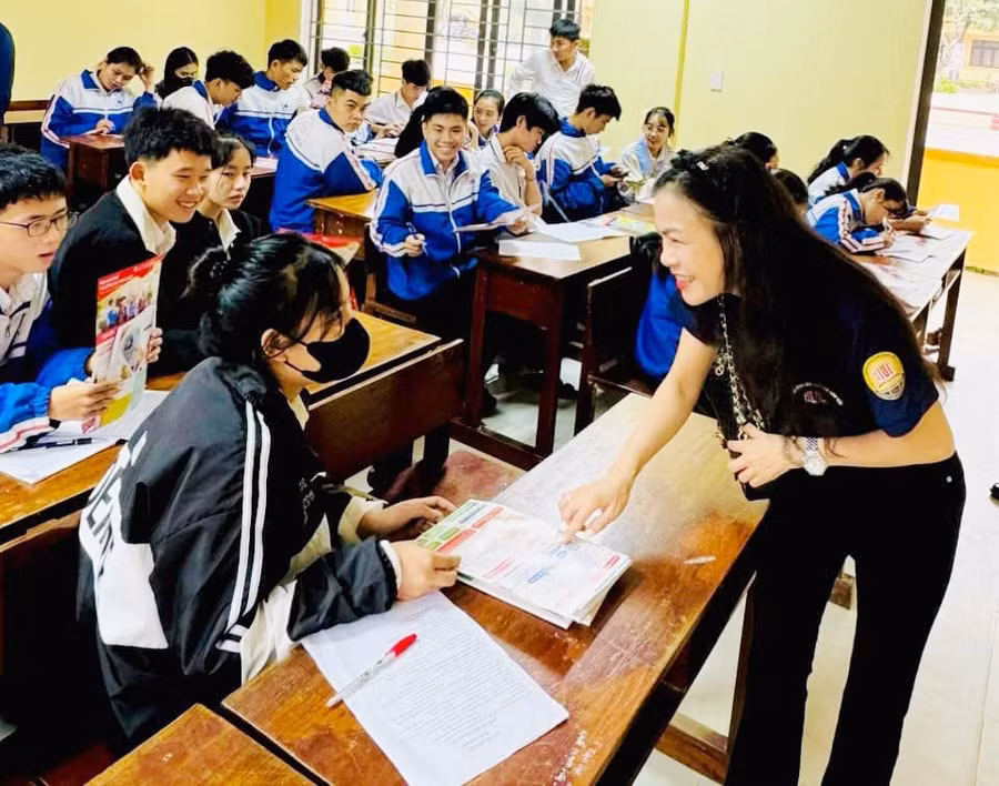 Nhiều thông tin bổ ích được cán bộ, giảng viên, các Trưởng, Phó Khoa Trường ĐH Luật, ĐH Huế chia sẻ nhiệt tình đến các em.