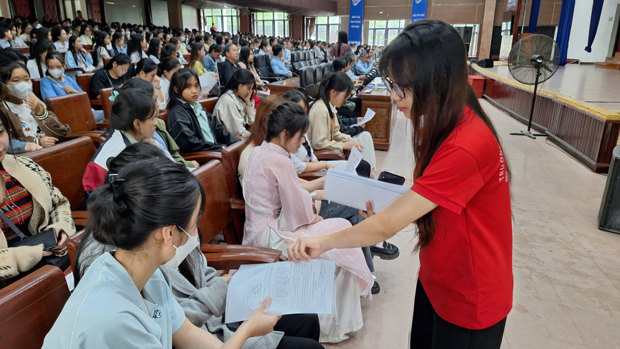 Sinh viên tình nguyện nhà Trường phát các tờ thông tin cần biết cho thí sinh. Sinh viên tình nguyện nhà Trường phát các tờ thông tin cần biết cho thí sinh.