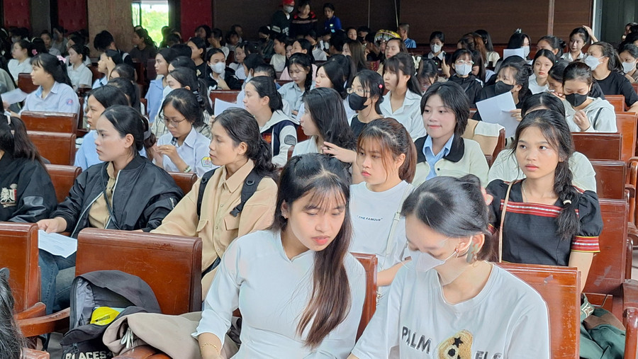 Các thí sinh chủ yếu là nữ sinh tham dự lễ khai mạc. Các thí sinh chủ yếu là nữ sinh tham dự lễ khai mạc.