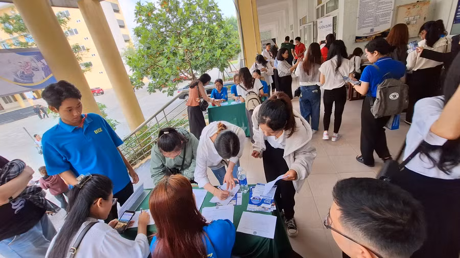 Sinh viên Trường ĐH Kinh tế, Đh Huế đến tìm kiếm cơ hội việc làm tại Ngày hội tuyển dụng 2024. (Ảnh: Đại Dương)